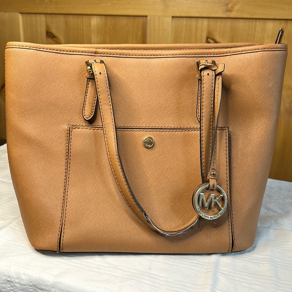 Michael Kors- MED PURSE- Slightly Used- Non Smoking Home- Chestnut